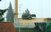 PKW-Anhänger auf Hausdach